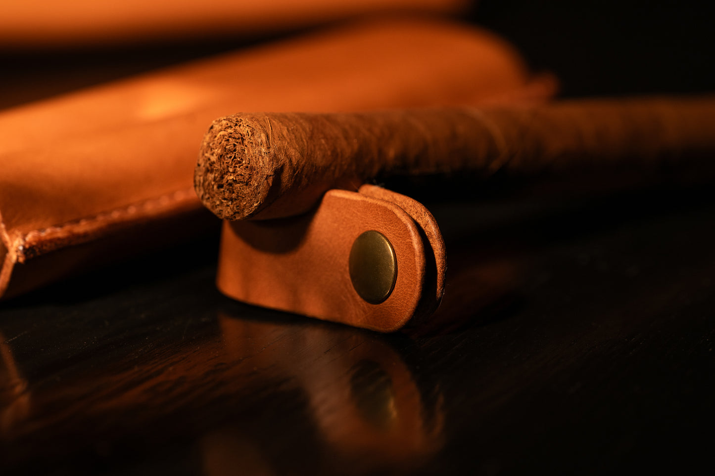 LEATHER CIGAR CASE WITH CIGAR REST