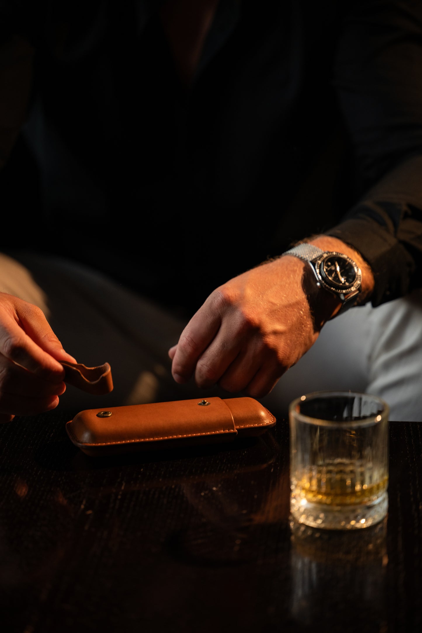 LEATHER CIGAR CASE WITH CIGAR REST