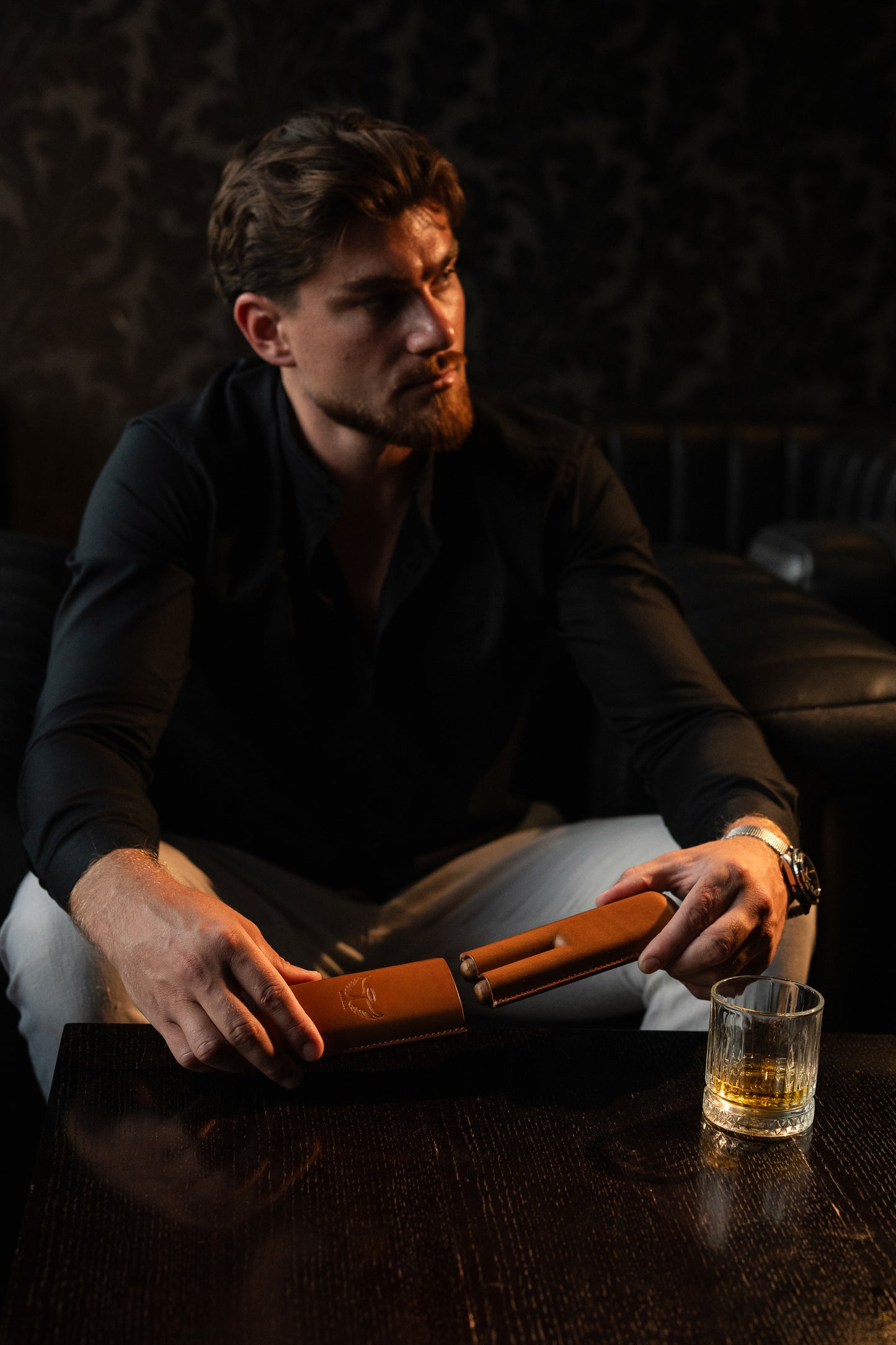 LEATHER CIGAR CASE WITH CIGAR REST